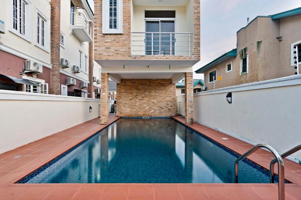 Sophisticated 4-Bedroom Condo in VI photo 1