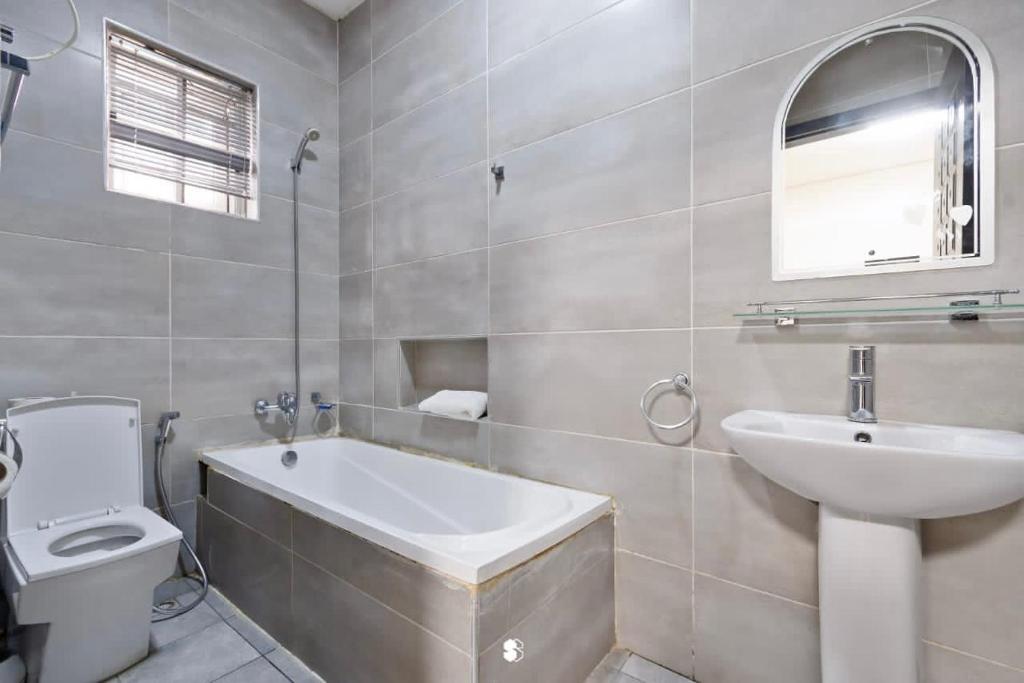 Sophisticated 4-Bedroom Condo in VI photo 3