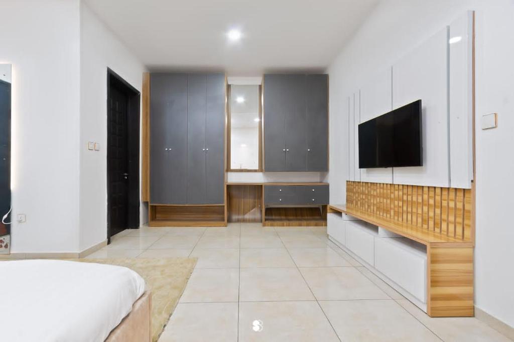 Sophisticated 4-Bedroom Condo in VI photo 4
