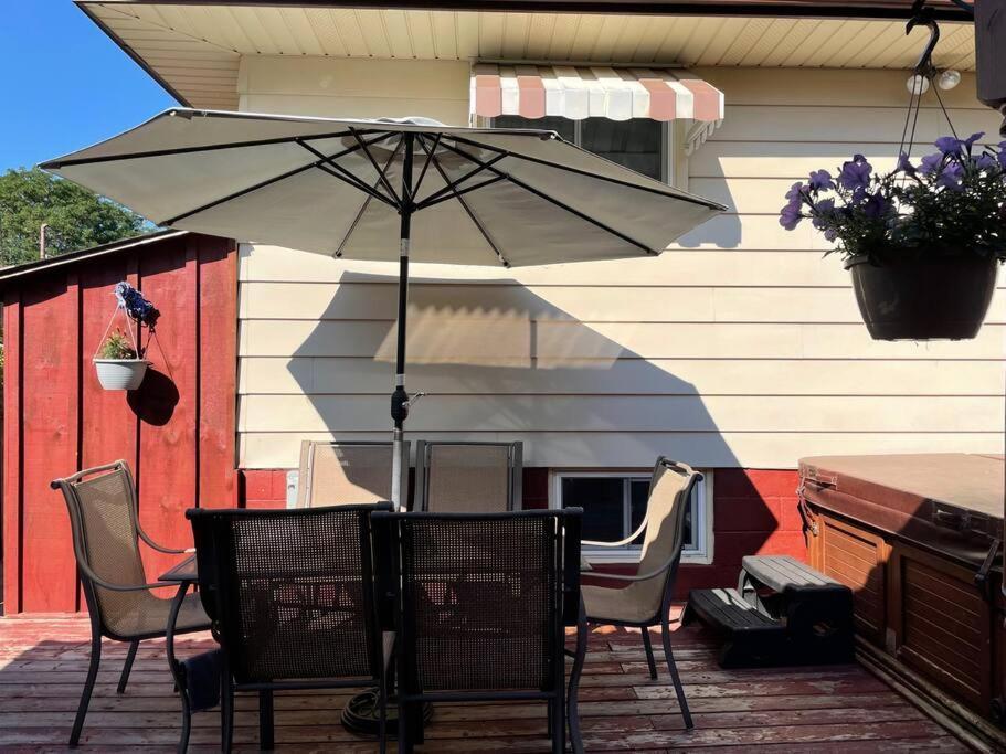 3-bedroom apartment midway between Toronto and Niagara Falls, king bed, spacious patio photo 1