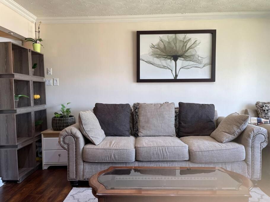 3-bedroom apartment midway between Toronto and Niagara Falls, king bed, spacious patio photo 4