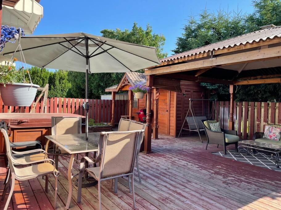 3-bedroom apartment midway between Toronto and Niagara Falls, king bed, spacious patio