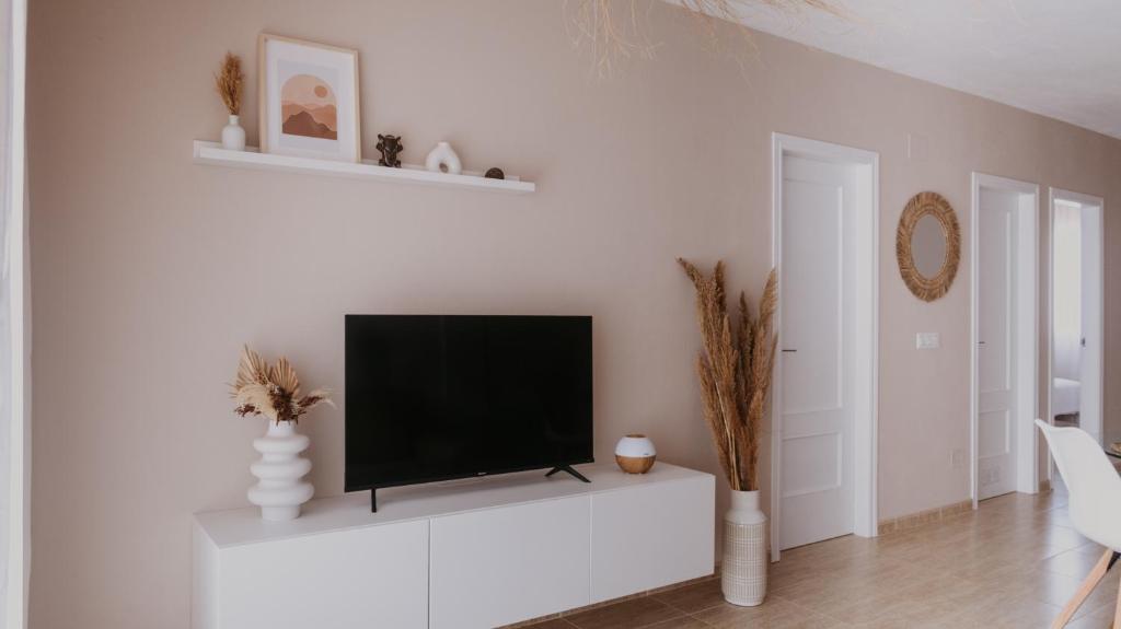 Casa Mahalo - 5 minutes to Corralejo Dunes - Elegant two bedroom apartment with two pools photo 3