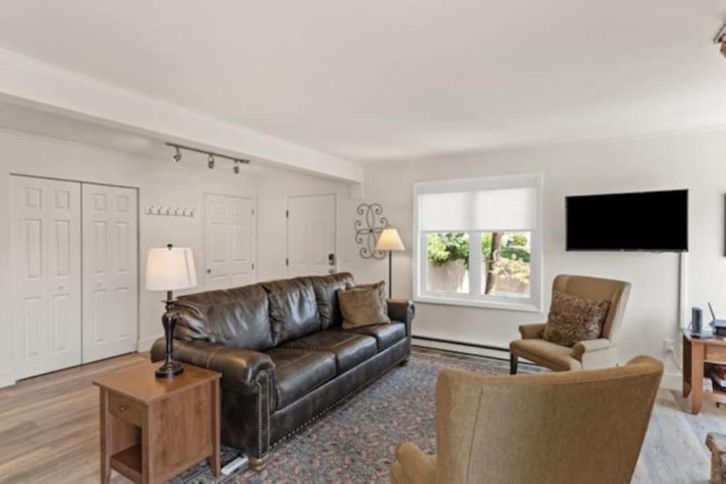 Easy Walk to Gondola-Elegant-Sunny-Updated Condo photo 1