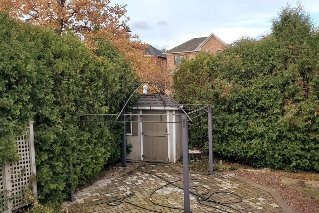 Modern & Spacious 2 Bedrooms+2 Bathrooms Bungalow in Oakville photo 1