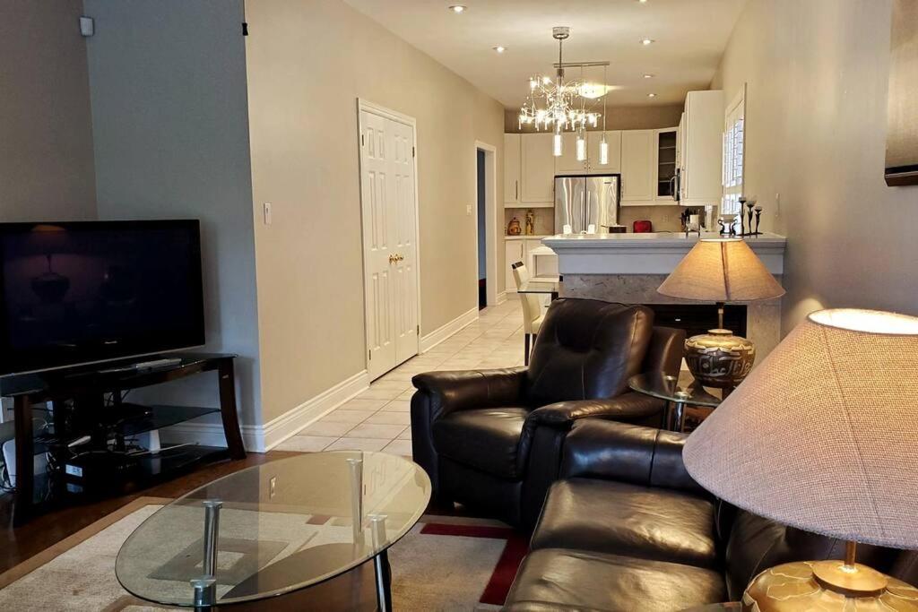 Modern & Spacious 2 Bedrooms+2 Bathrooms Bungalow in Oakville photo 4
