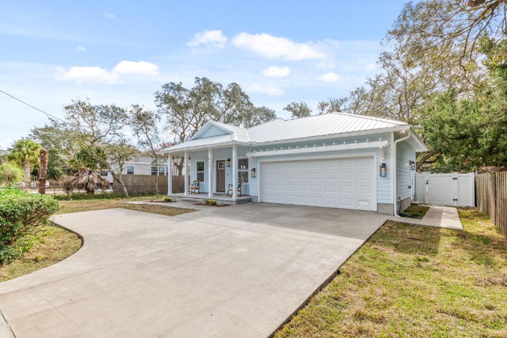 Brand New Entire Home close to beach photo 3