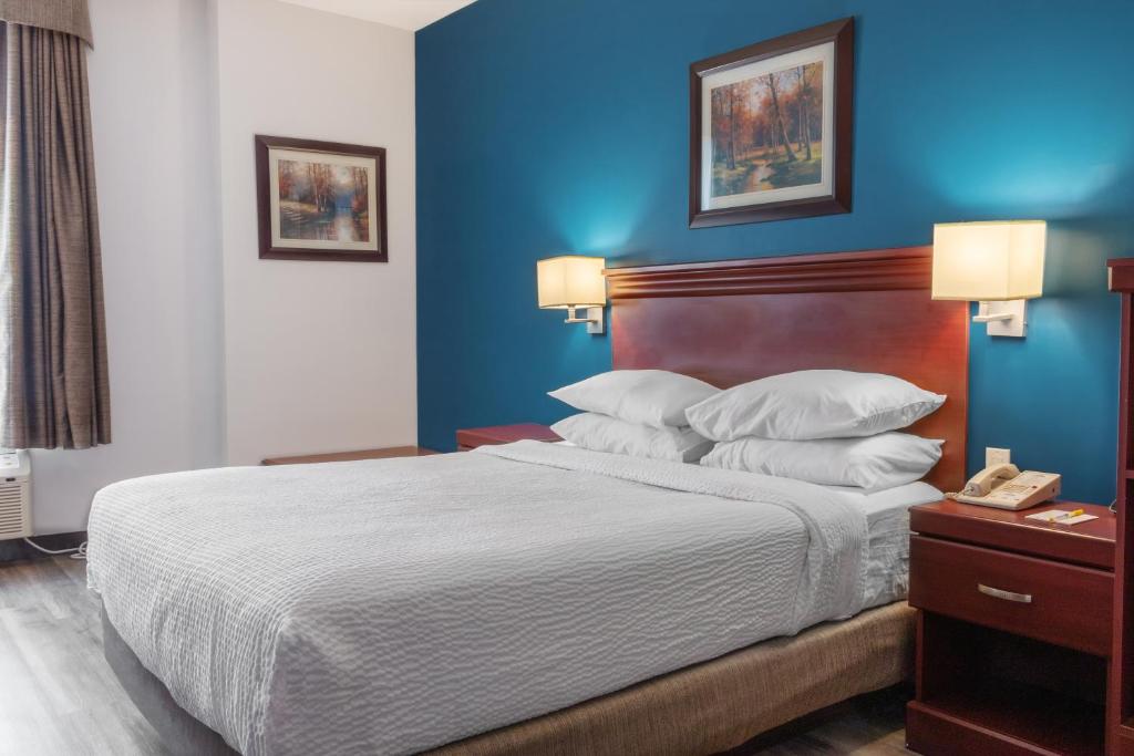 Premier Inn & Suites - Downtown Hamilton photo 1