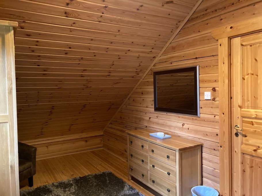 Red Squirrel log cabin with hot tub photo 4