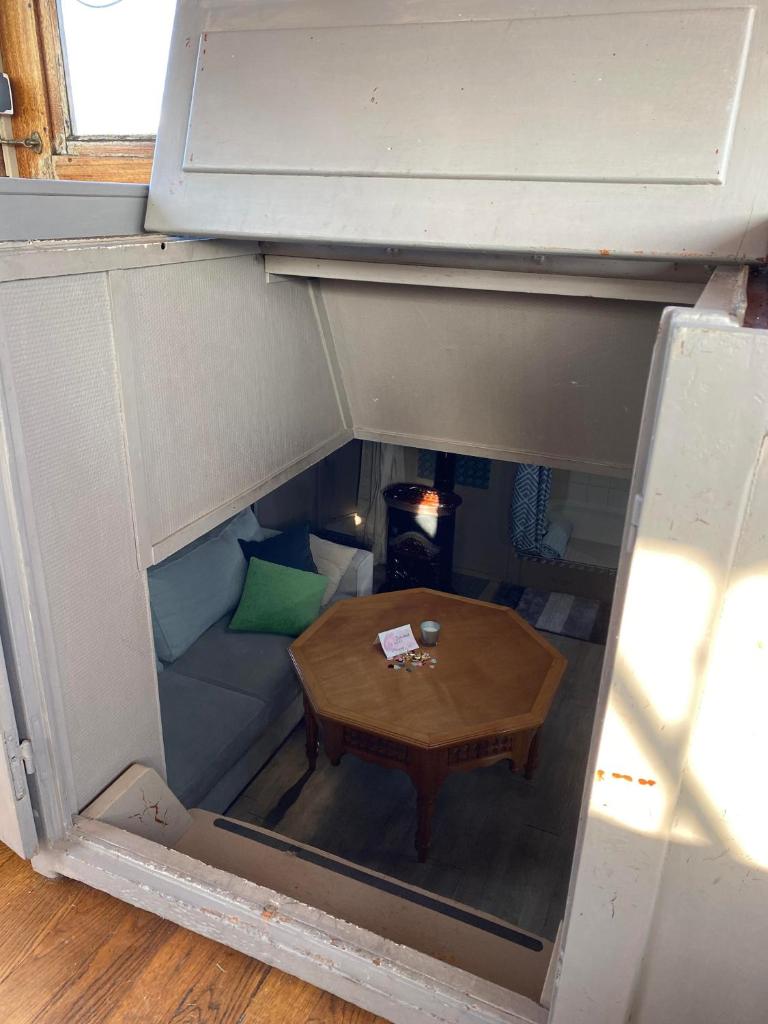 Péniche "Louise Michel" séjournez dans l'appartement du capitaine, offrez vous une expérience inoubliable au fil de l'eau photo 3