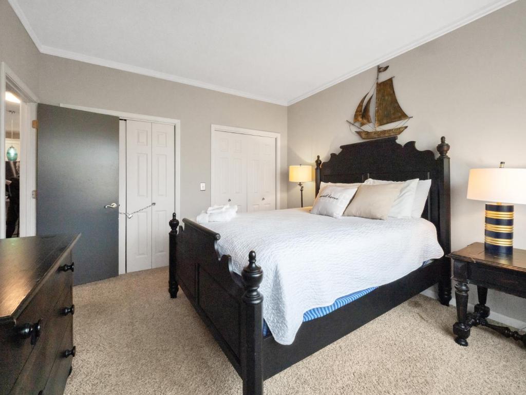 Lake front Keowee Condo with Balcony & Resort Amenities! 20 min to Clemson condo photo 4