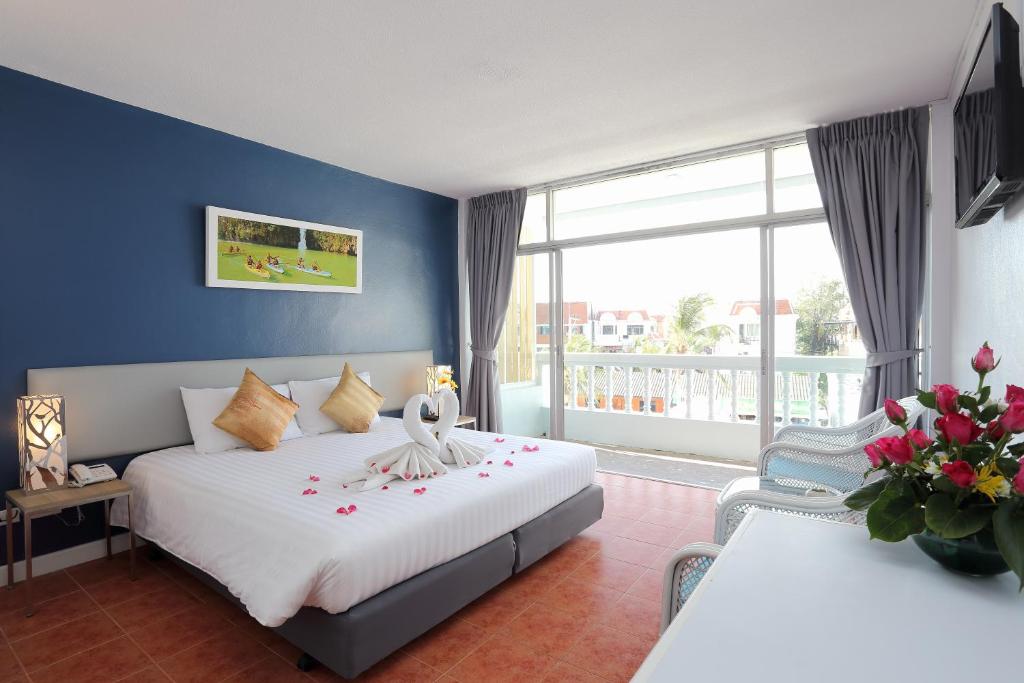Двухместный (Двухместный номер Делюкс с 1 кроватью и балконом), ON Hotel Phuket