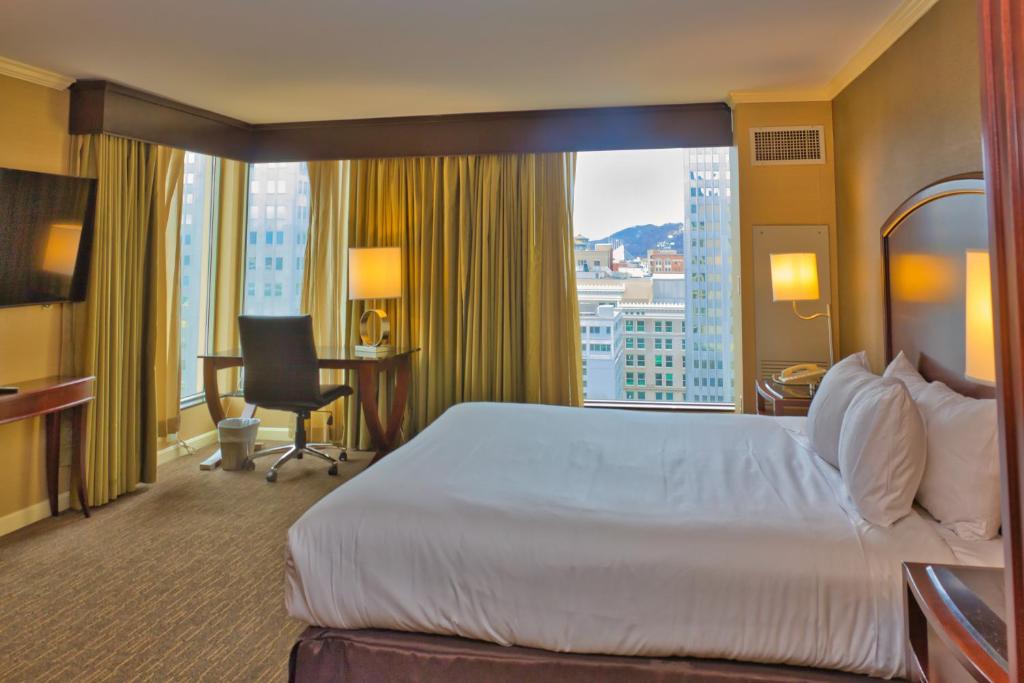 Wyndham Grand Pittsburgh Downtown - Tap to explore photos