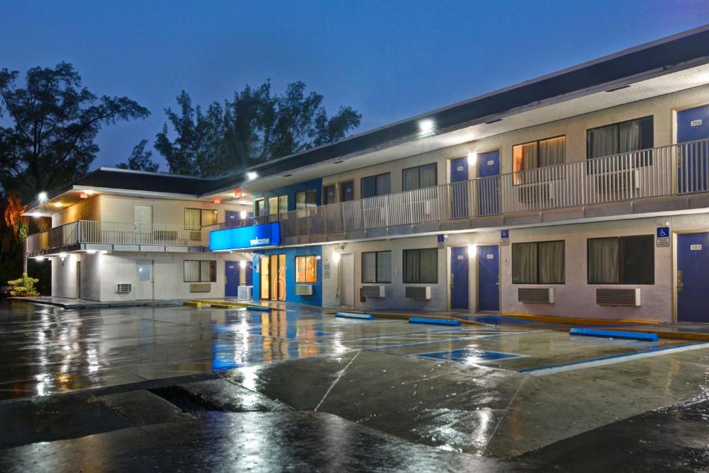 Motel 6 Dania Beach photo 2