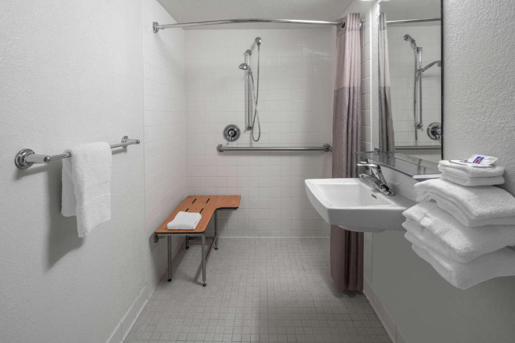 Vagabond Inn Santa Barbara - Carpinteria South - Tap to explore photos