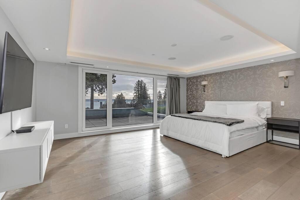 Modern Home with Breathtaking Ocean & City Views photo 1