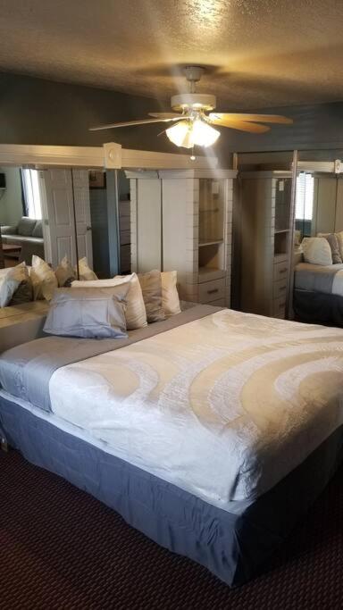 Hotel 5 Beds & 3 Baths Sleeps 11 Hotel Room Suite 102 Booking image