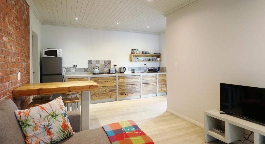 Lovely brand new flat near restaurants and beach with solar - free wifi and DSTV photo 2