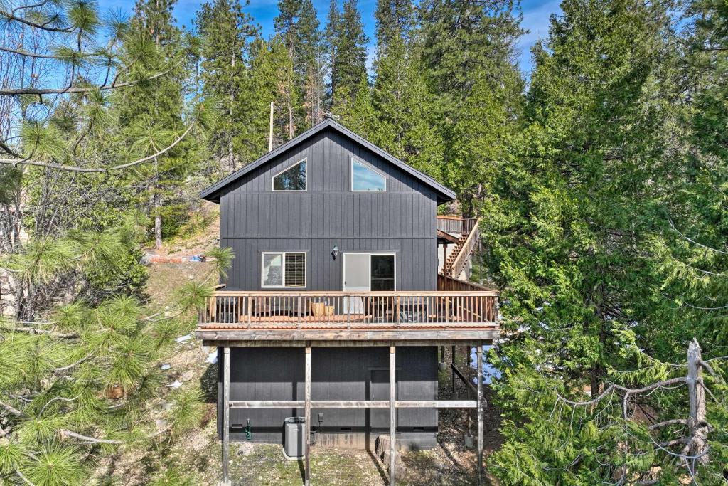 Updated Arnold Cabin with Views, Near Hikes! photo 1