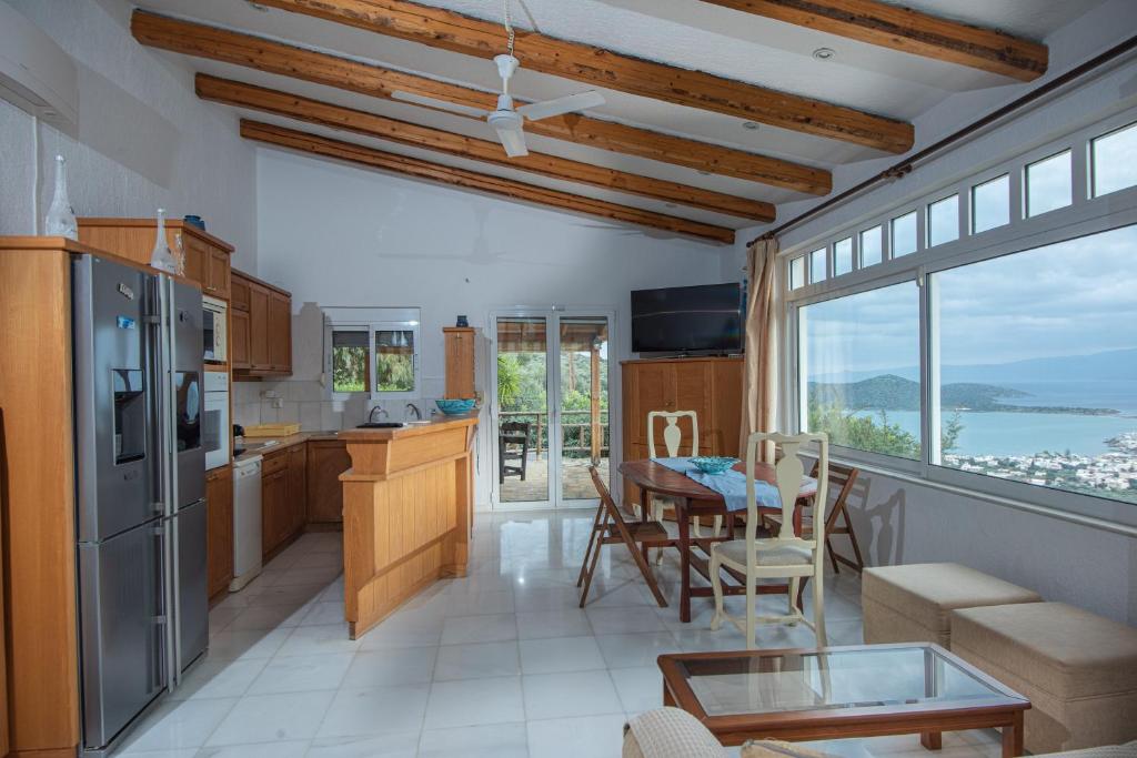 4 bedrooms villa with sea view private pool and terrace at Kato Pine 2 km away from the beach photo 1