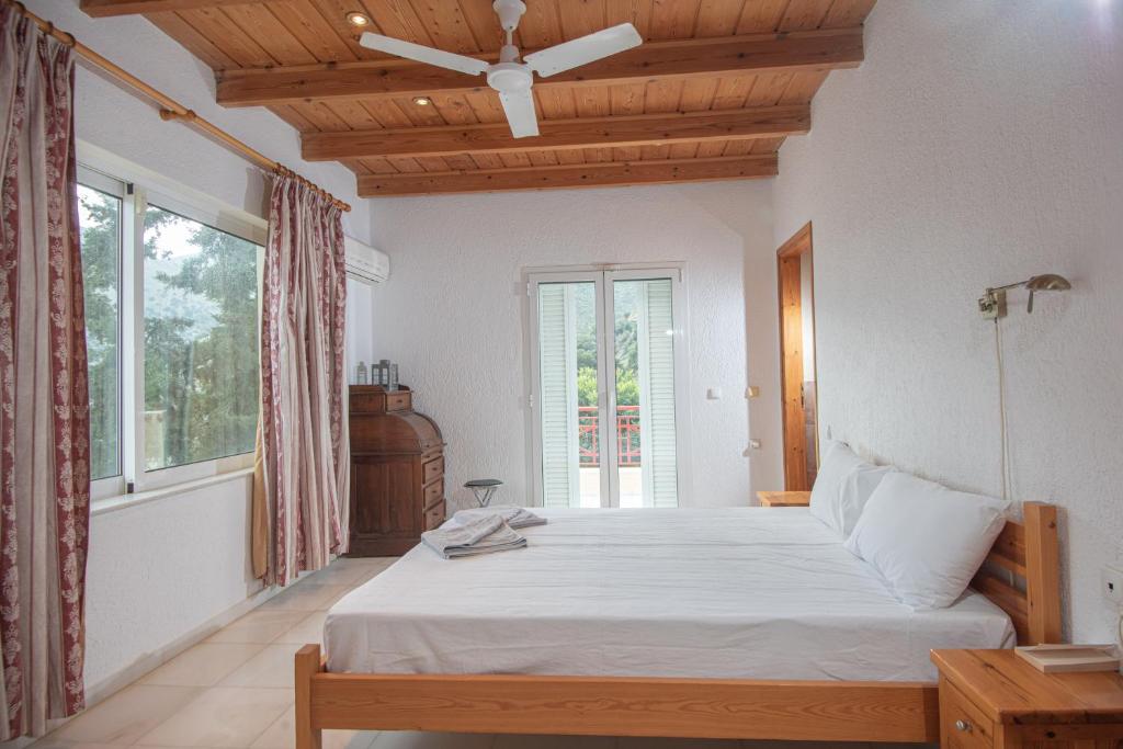 4 bedrooms villa with sea view private pool and terrace at Kato Pine 2 km away from the beach photo 2