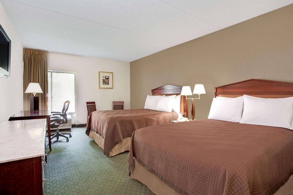 Days Inn by Wyndham Newport News City Center Oyster Point photo 4