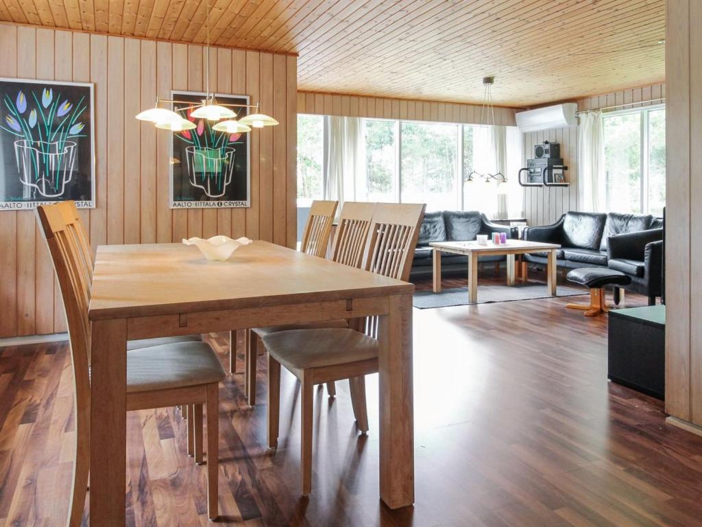 Holiday Home Katalina - 1-5km from the sea in Western Jutland by Interhome photo 2