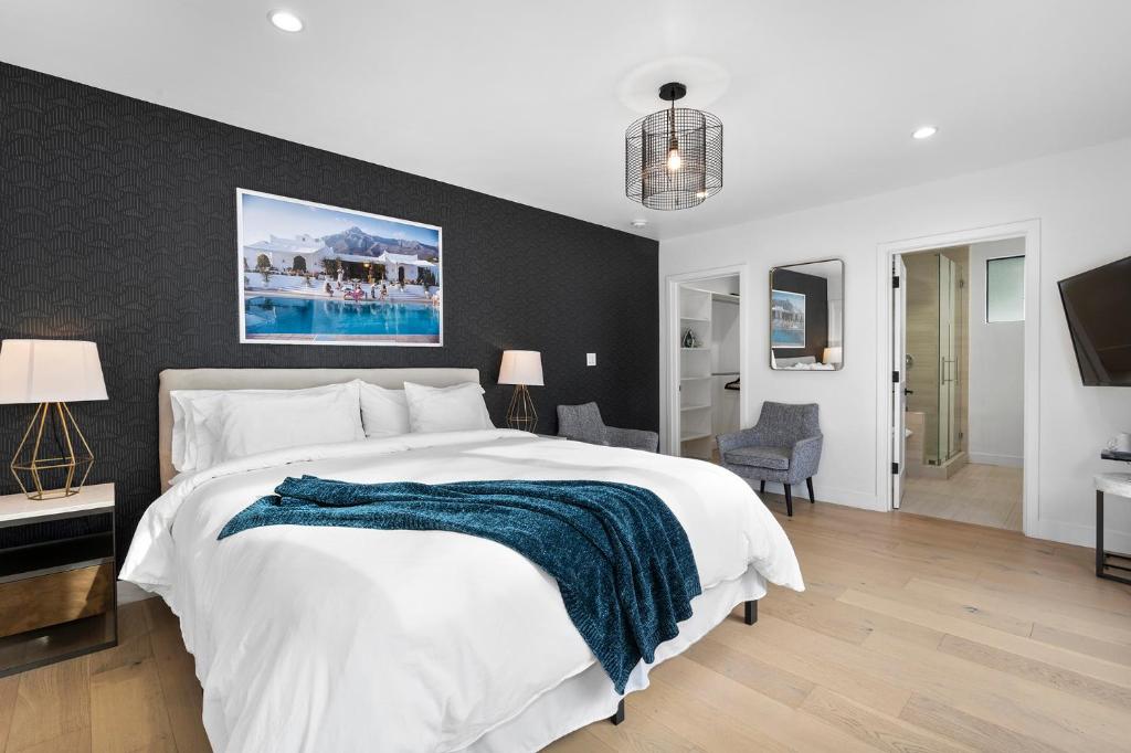 Modern Guest Room image
