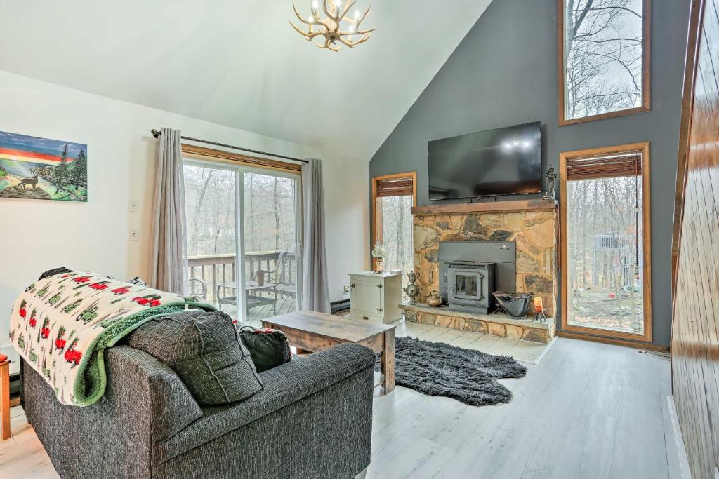 Cozy Bushkill Cabin with Deck Near Shawnee Mountain! photo 2