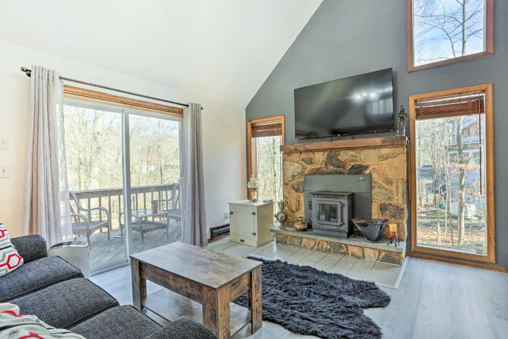 Cozy Bushkill Cabin with Deck Near Shawnee Mountain! photo 3