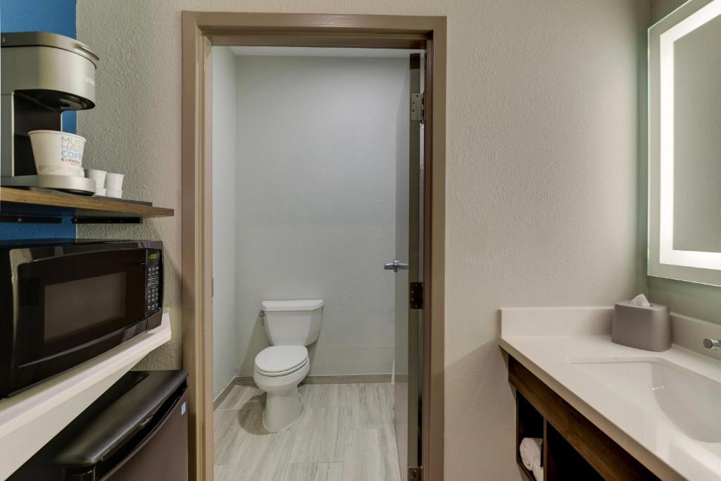 Holiday Inn Express Kenner - New Orleans Airport, an IHG Hotel photo 3