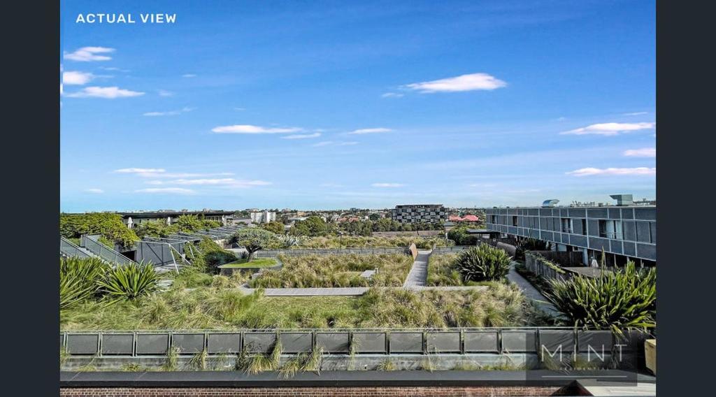 Darling Harbour stunning city location with pool, gym, wifi, Netflix photo 2