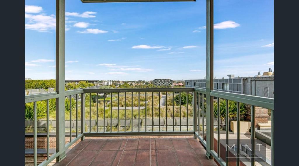 Darling Harbour stunning city location with pool, gym, wifi, Netflix photo 1