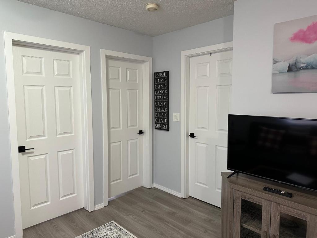 Lovely 2 bedroom condo, 2 minute walk fr downtown photo 1
