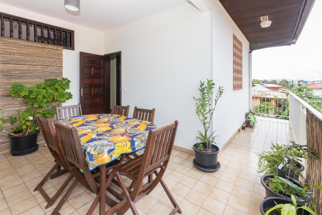 Spacious T3 in Cayenne- Le Zamioculcas. photo 2
