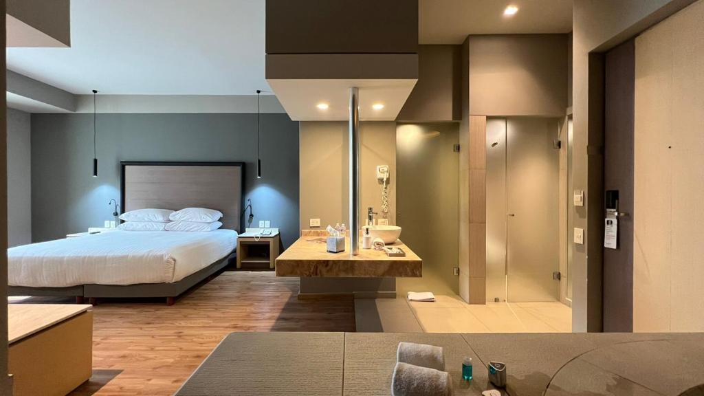 Ramada by Wyndham Mexico City Santa Fe photo 2