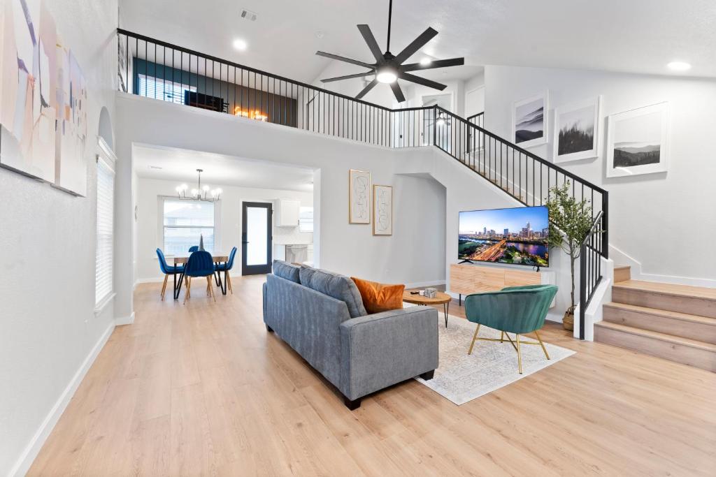Remote Work Friendly King Beds Fast Wifi 3BR image