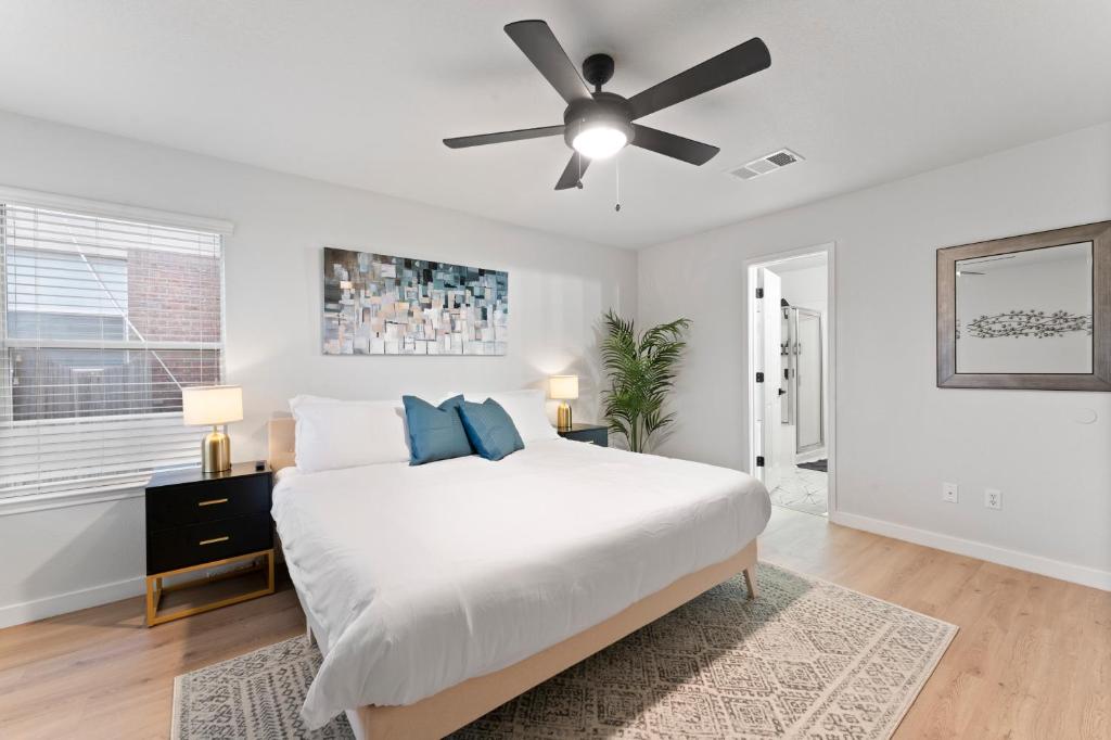Vivant - Modern & Homey 3BR Home, Remote Work Friendly, King Beds, Fast WiFi photo 2