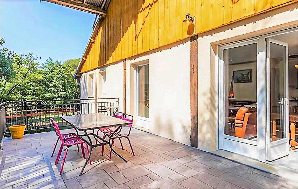 Awesome Apartment In Corre With Wifi And 3 Bedrooms