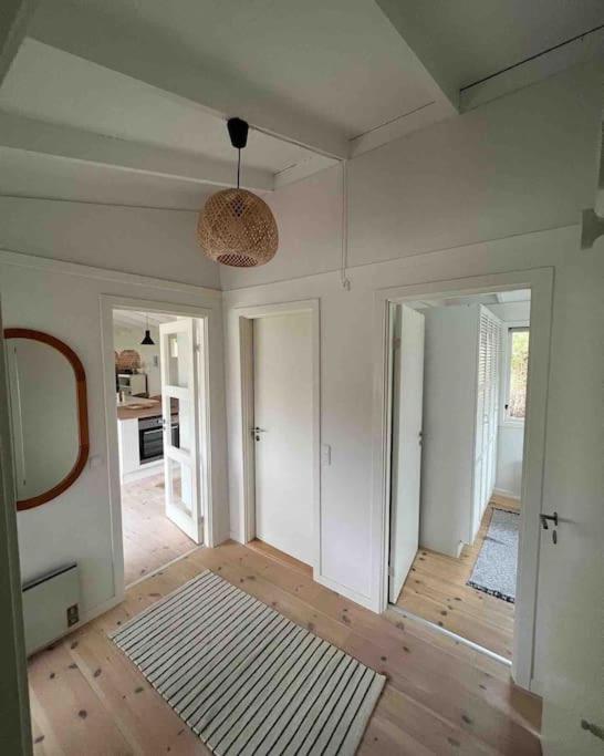 Nyistandsat sommerhus i Hornbæk,tæt på vand og by photo 4