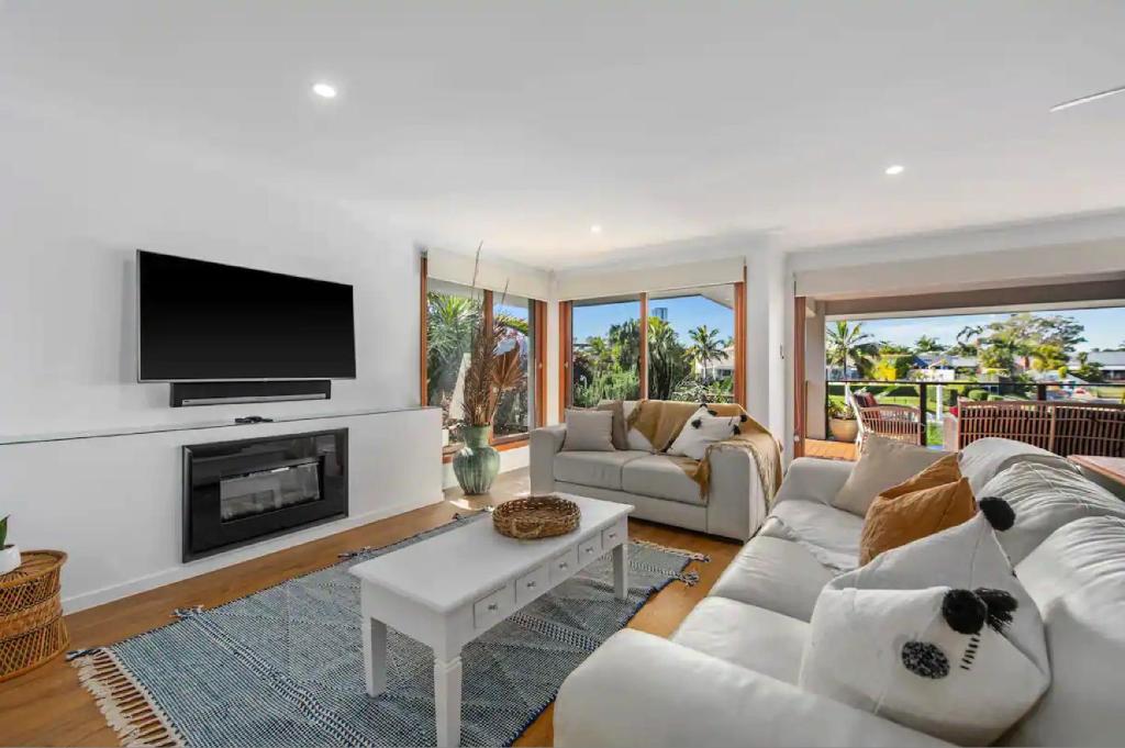 Broadbeach Bungalow - Heated Pool - Sleeps 7 - Tap to explore photos