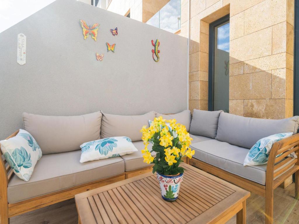 Beautiful holiday home in Villajoyosa with shared sauna photo 4