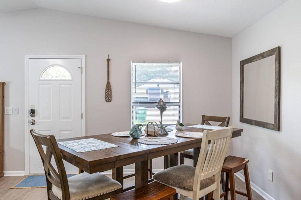 Shells of Paradise a Cozy, Pet-Friendly Tampa Home with Heated & Screened Pool 4 miles to Adventure Island and Busch Garden image