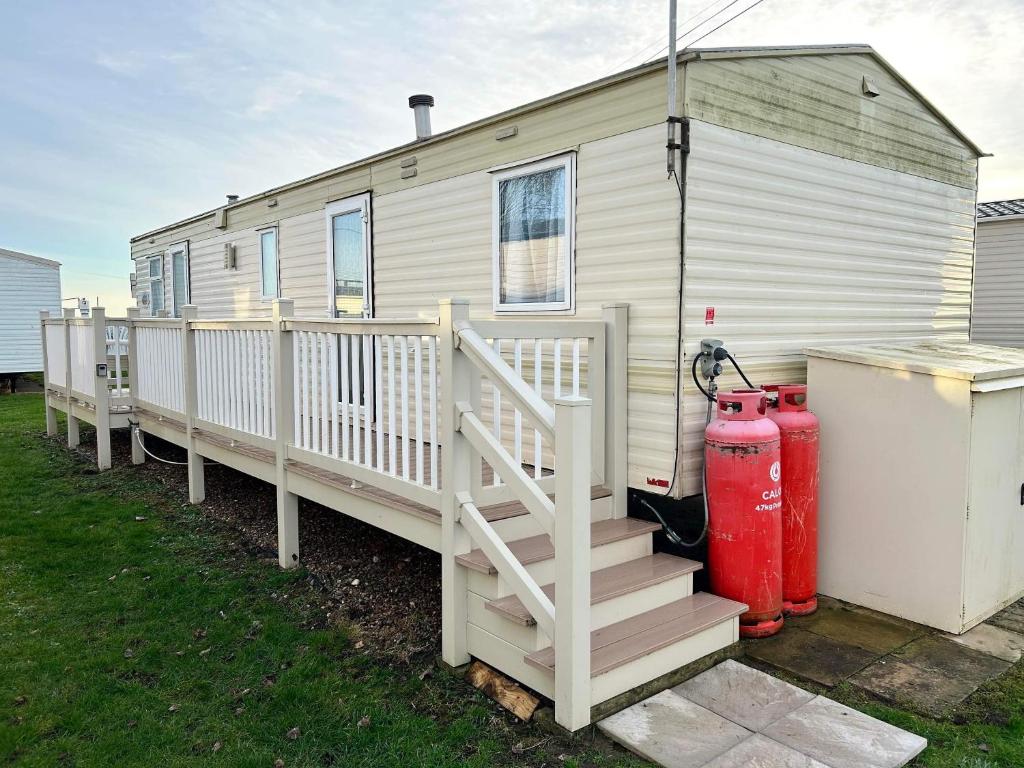 Lyntons 3 bedroom caravan pets stay free linen included, Suffolk