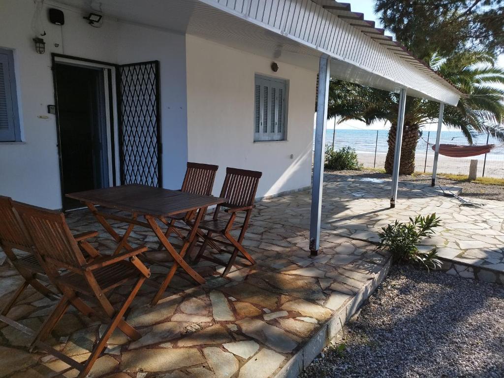 a front beach cottage in a protected area photo 2