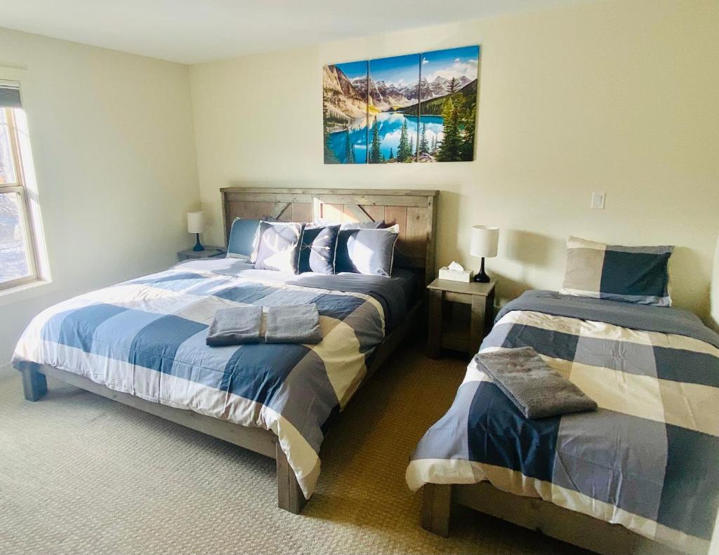 Perfect base Invermere 3bd townhouse mt views with garage photo 2