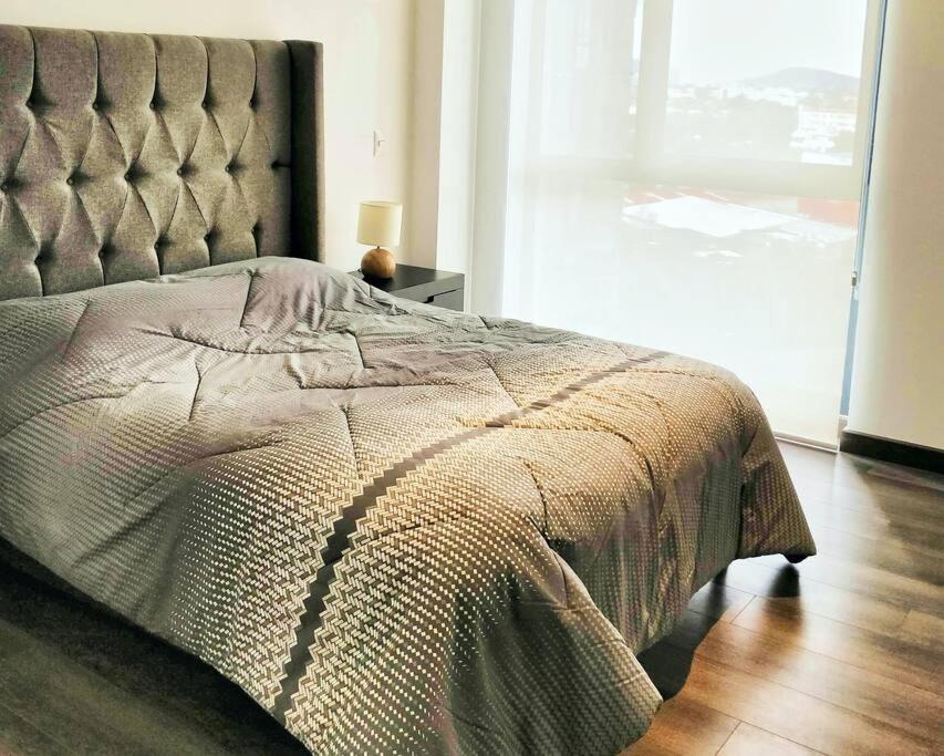 Beautiful Hi-rise, King size, HS Wi-Fi, pool, gym photo 1