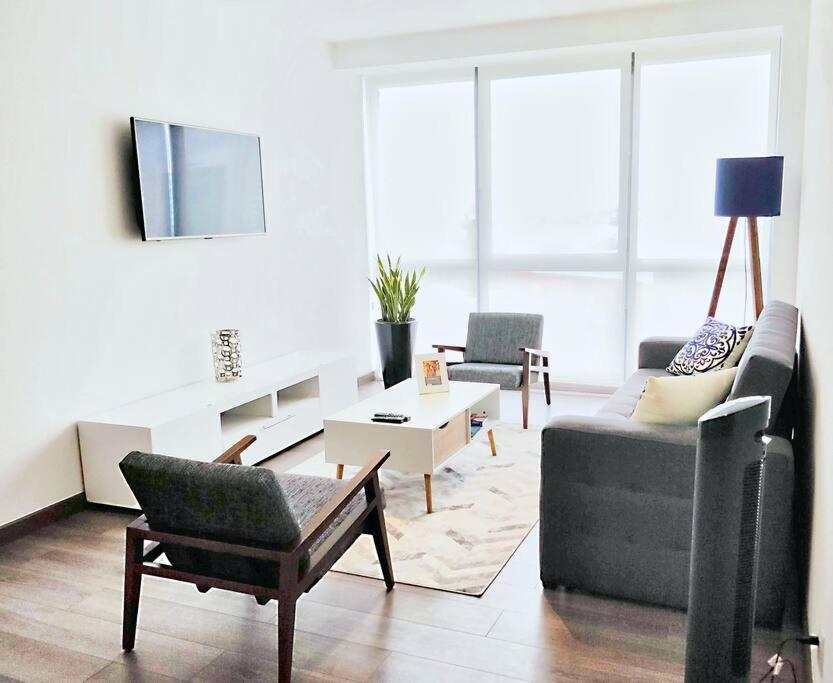 Beautiful Hi-rise, King size, HS Wi-Fi, pool, gym photo 2