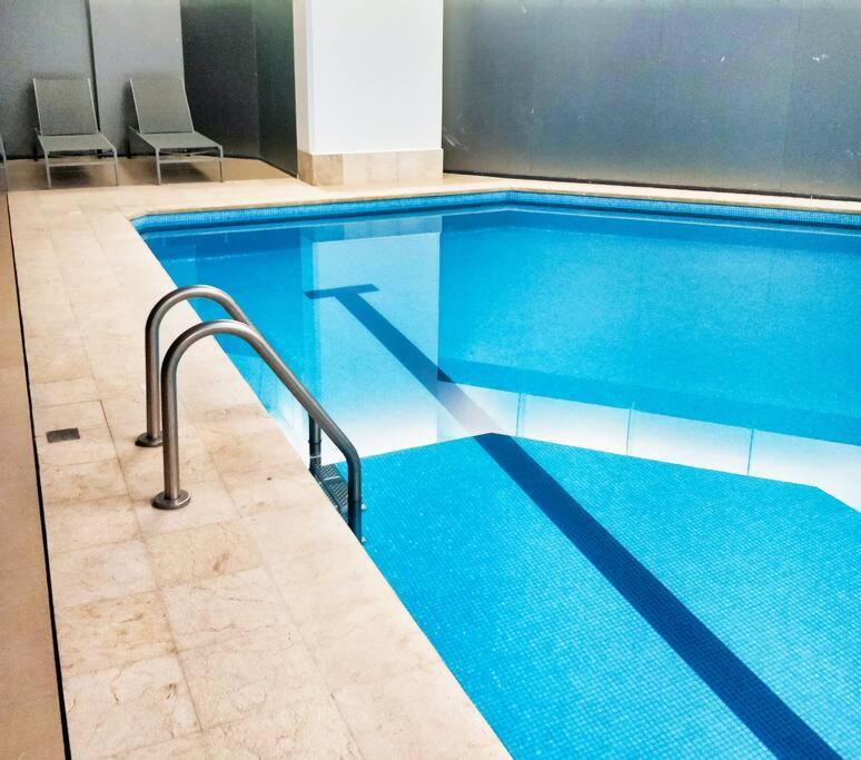 Beautiful Hi-rise, King size, HS Wi-Fi, pool, gym photo 4