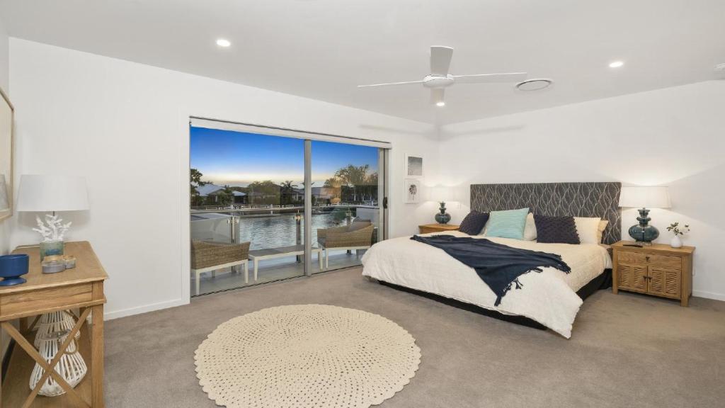 Luxury Canal Front Holiday House photo 3